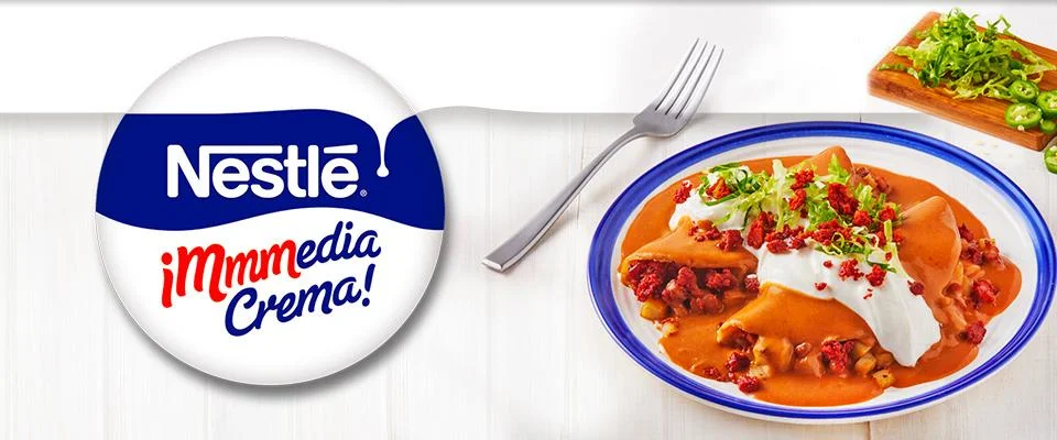 Tacos con crema sobre un fondo blanco junto con el logotipo de NESTLÉ® Media crema