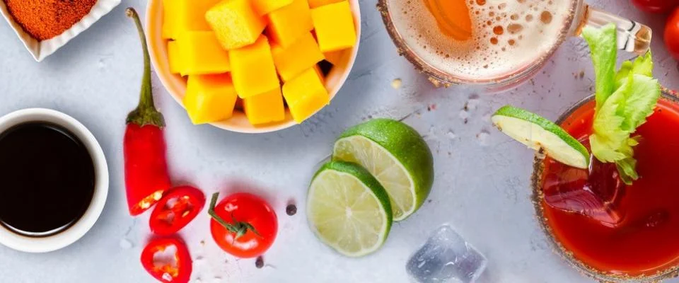 cocteles-micheladas-y-botanas