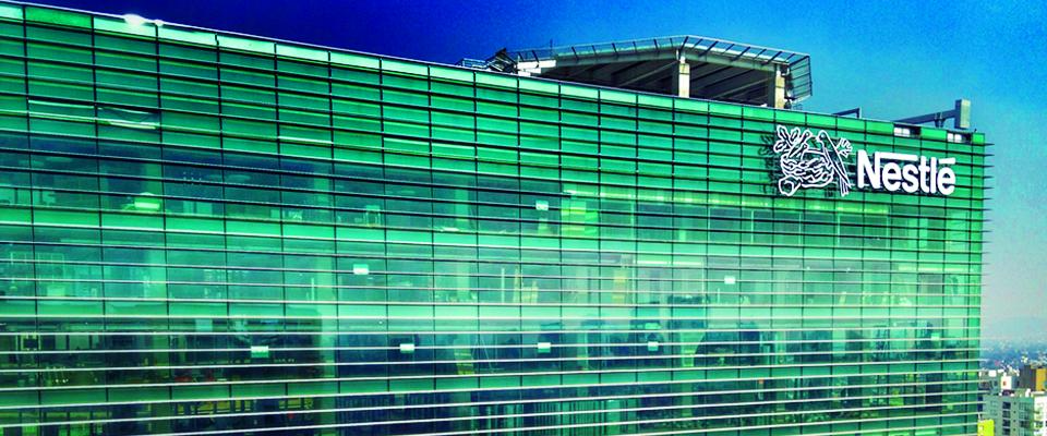 Edificio corporativo de Nestlé con cristales color verde