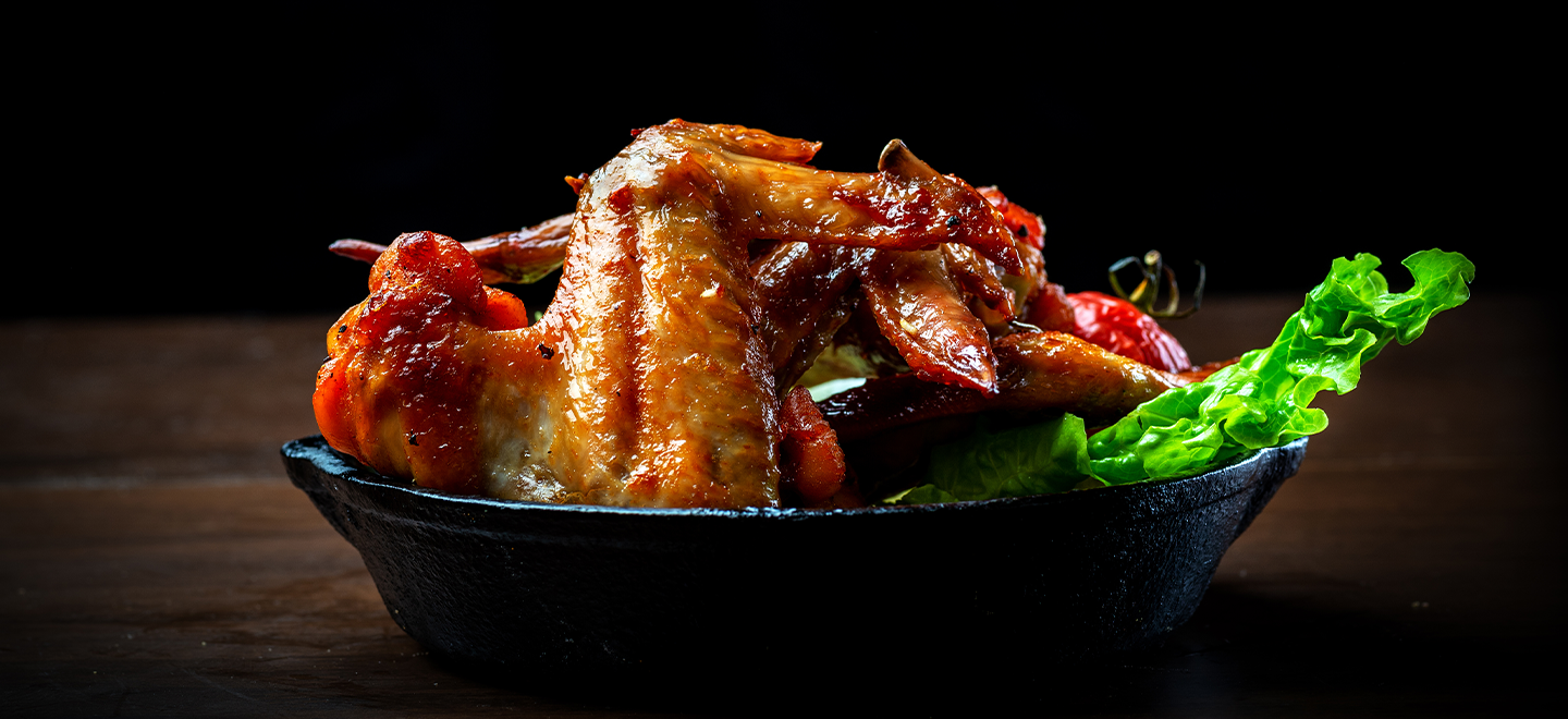 Plato de alitas de pollo preparadas con Salsa Inglesa Crosse &amp; Blackwell