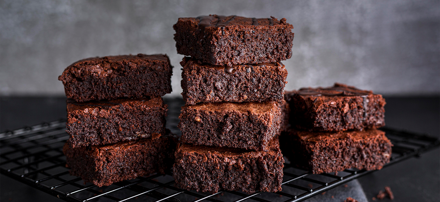 Nueve brownies apilados sobre regilla de enfrianmiento