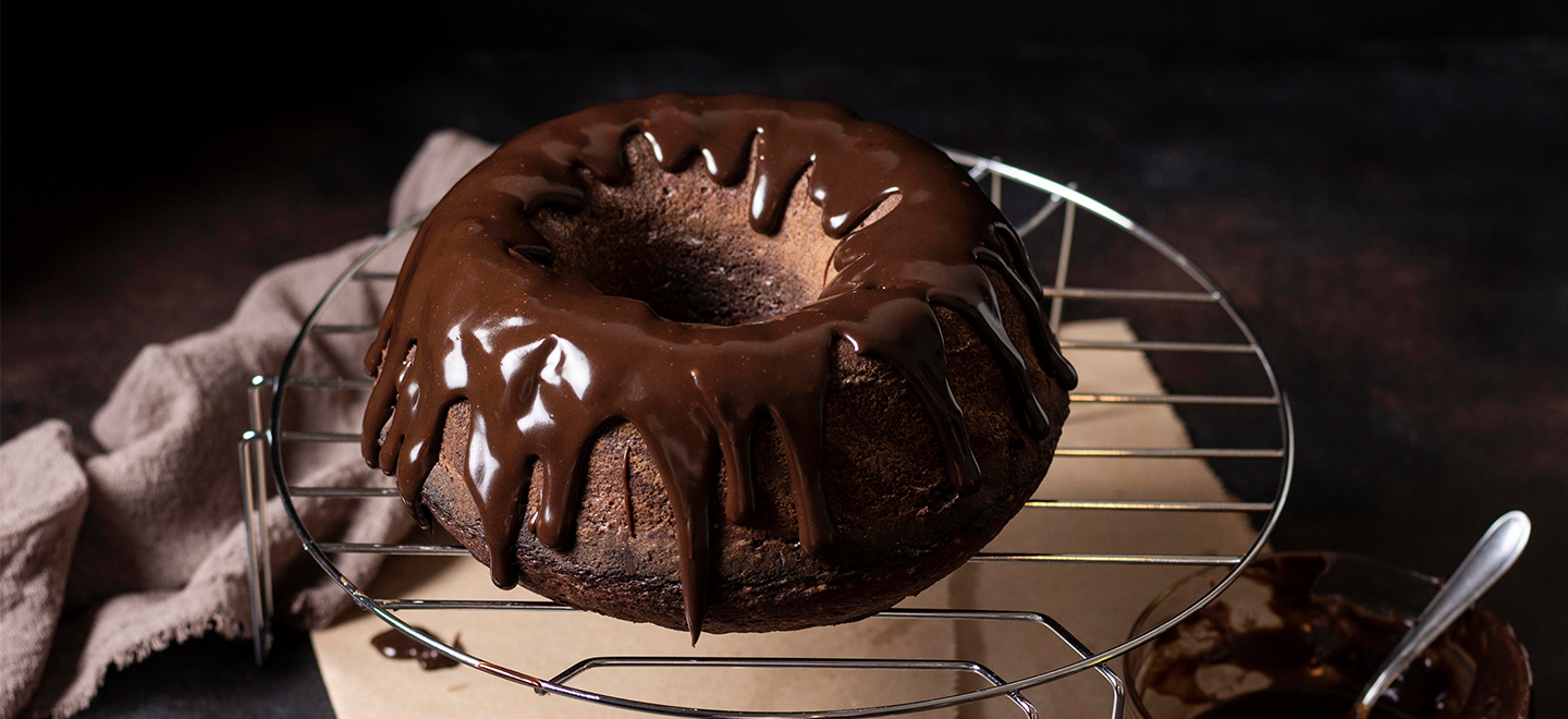 Pastel de chocolate elaborado con Carlos V troceado