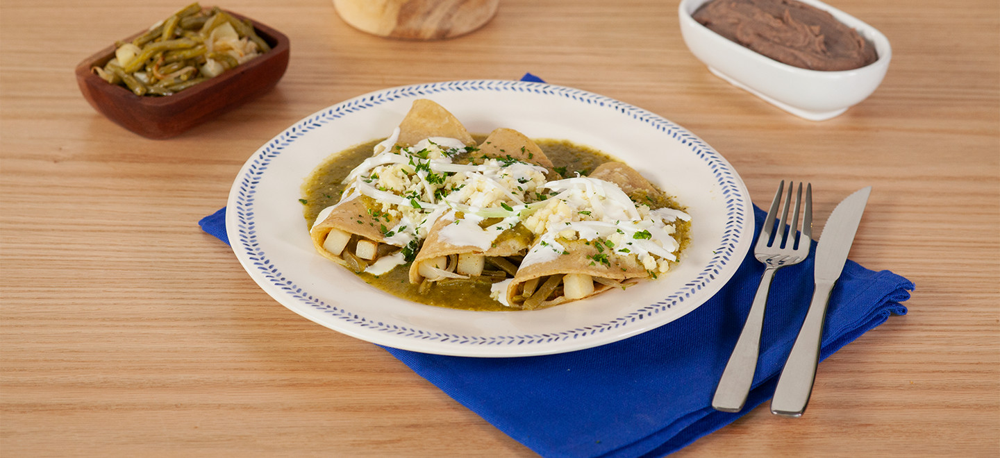 Plato de enchiladas verdes con papas y nopales