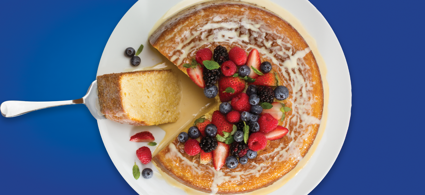 Pastel elaborado con La Lechera® y decorado con frutos rojos