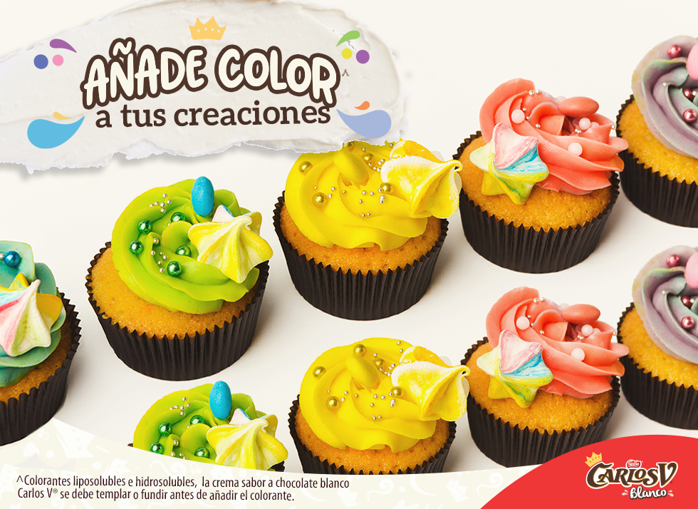 Cupcakes con decoraciones de distintos colores realizadas con el Chocolate blanco CARLOS V®