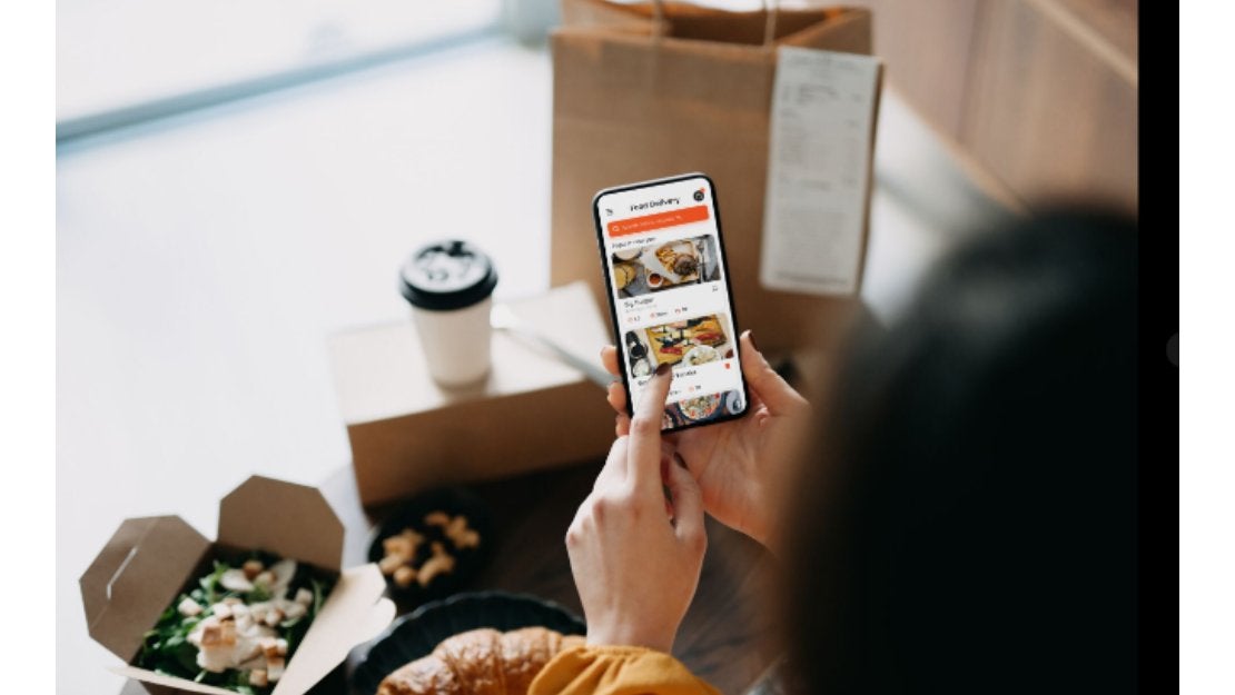 Mujer pidiendo comida en línea