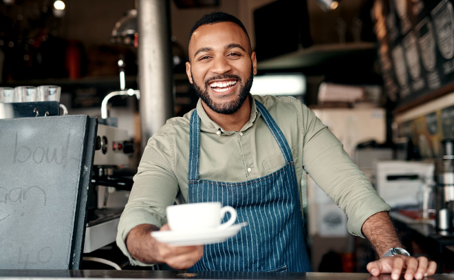 Joven atendiendo su cafetería