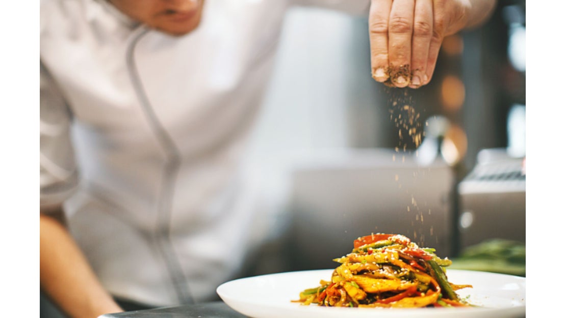 Chef preparando el plato de una cena romántica