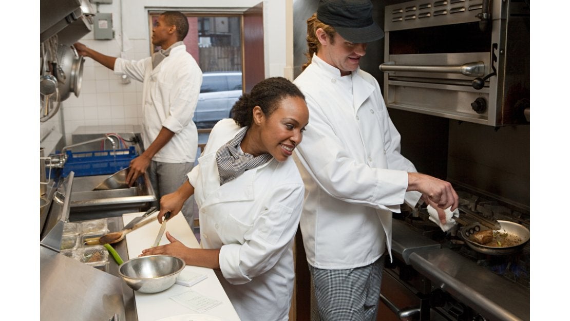 Equipo de chefs trabajando en una cocina industrial