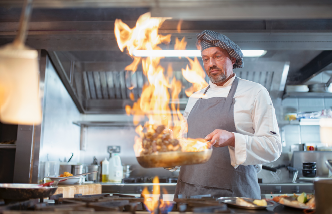 Chef preparando platillos en su cocina industrial