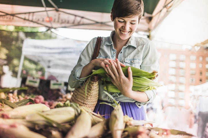 Mujer eligiendo productos de un mercado local