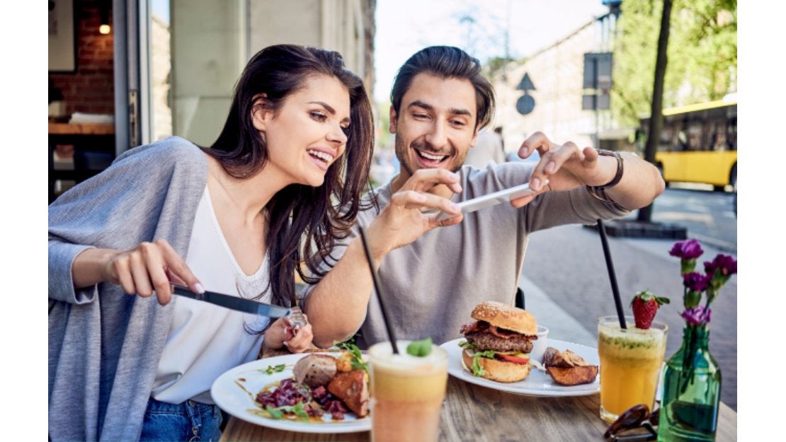 Pareja disfrutando de una comida en restaurante