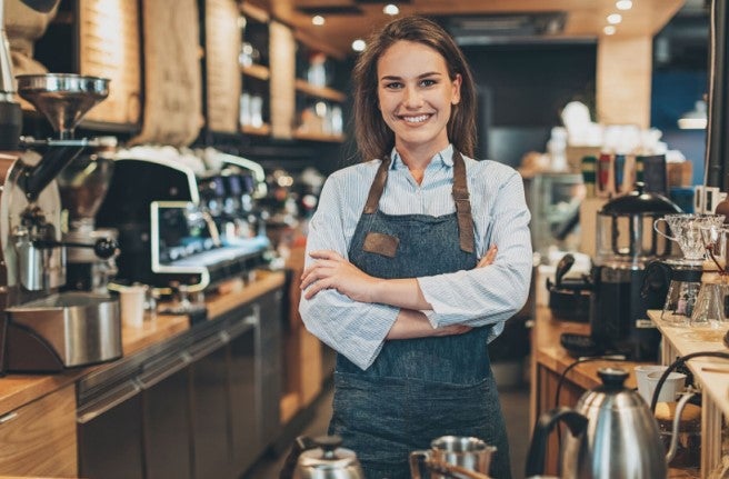 Mujer atendiendo su cafetería