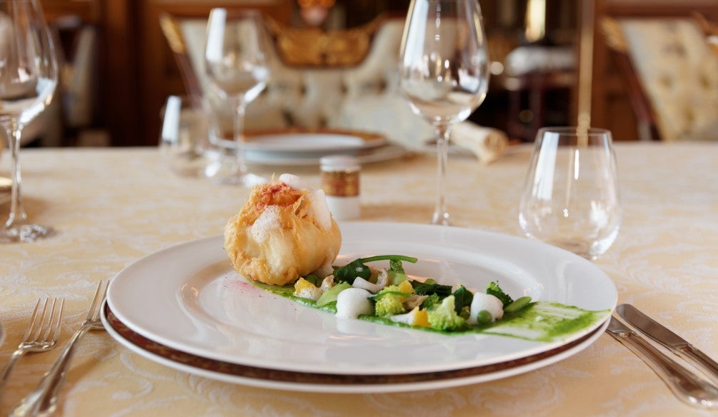 Plato balanceado servido en un restaurante