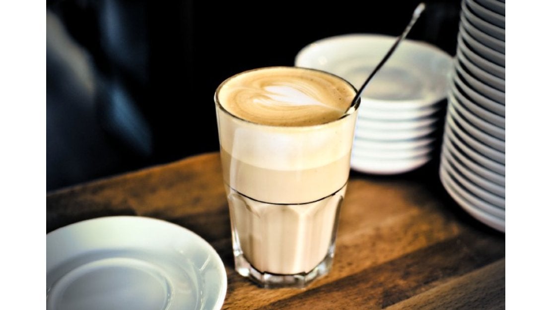 Vaso de latte machiato que hace parte de un menú de cafetería