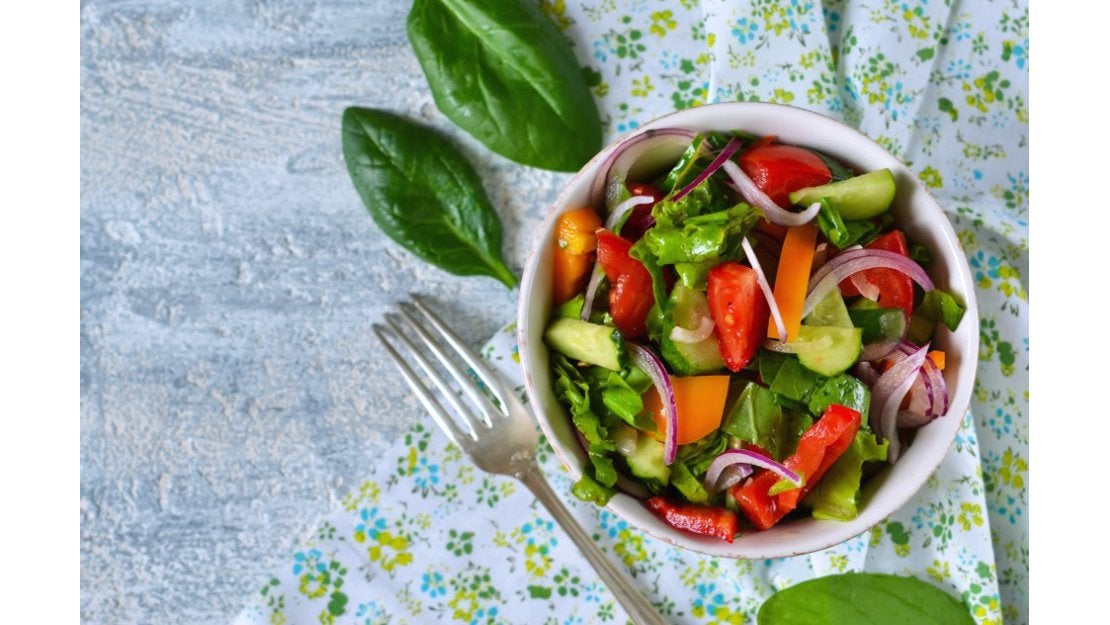 Menú saludable de tomate, cebolla, zanahoria, entre otros vegetales