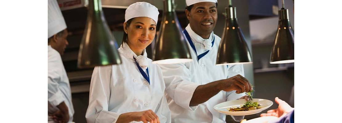 Chefs sirviendo comidas excepcionales gracias a la gestión del personal