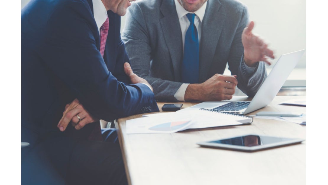 Hombres de negocios revisando órdenes de compra
