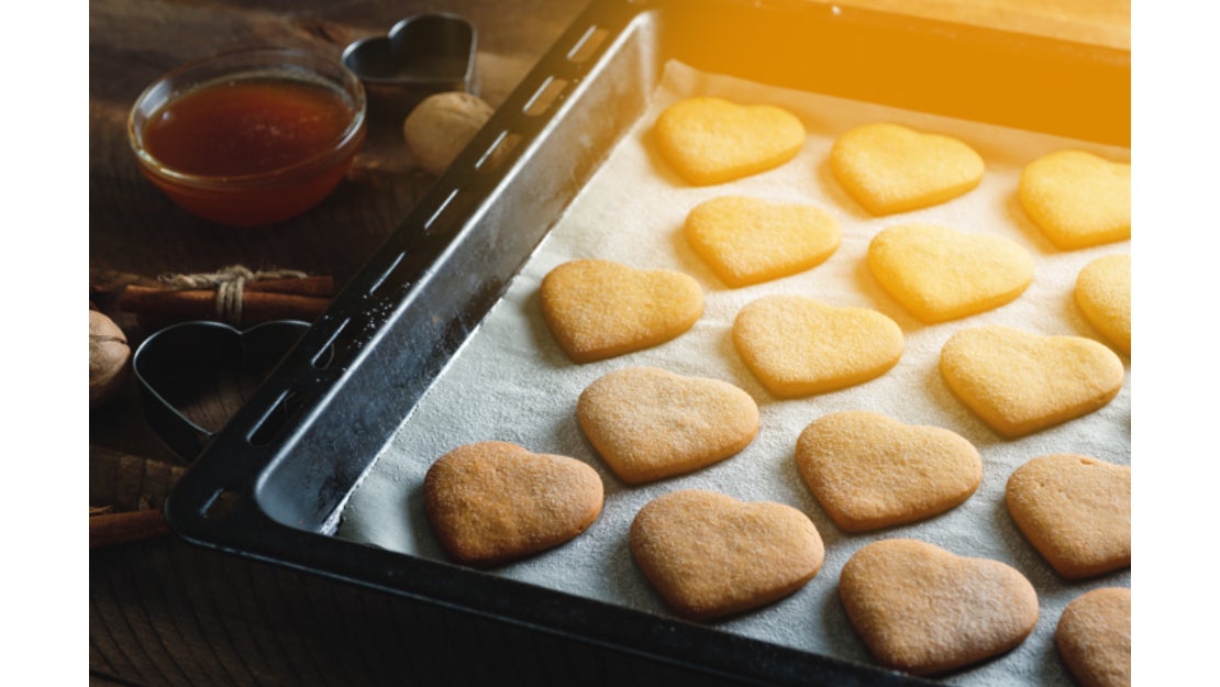 Receta para postre de San Valentín hecha con galletas en forma de corazón