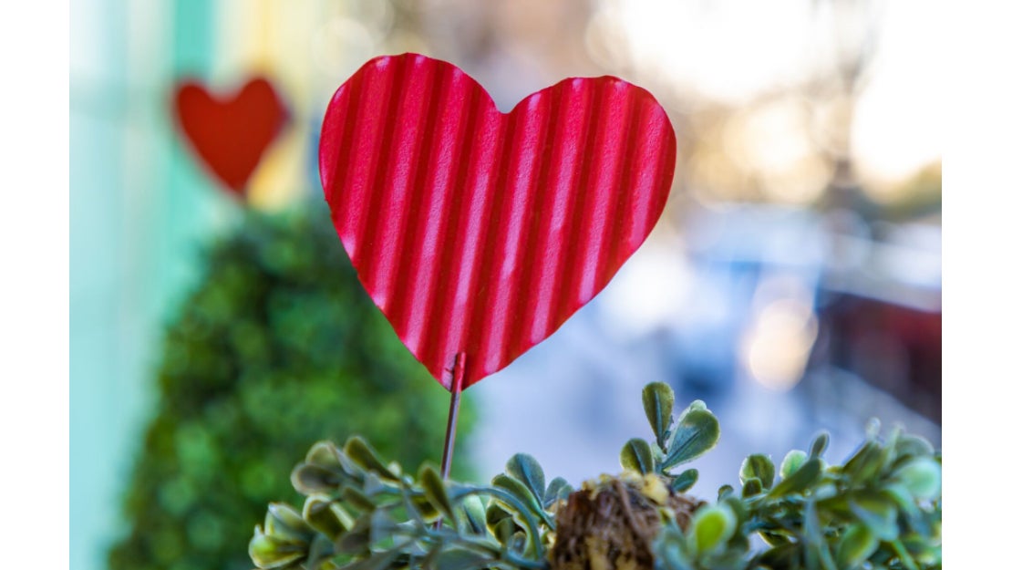 Corazones hechos de papel