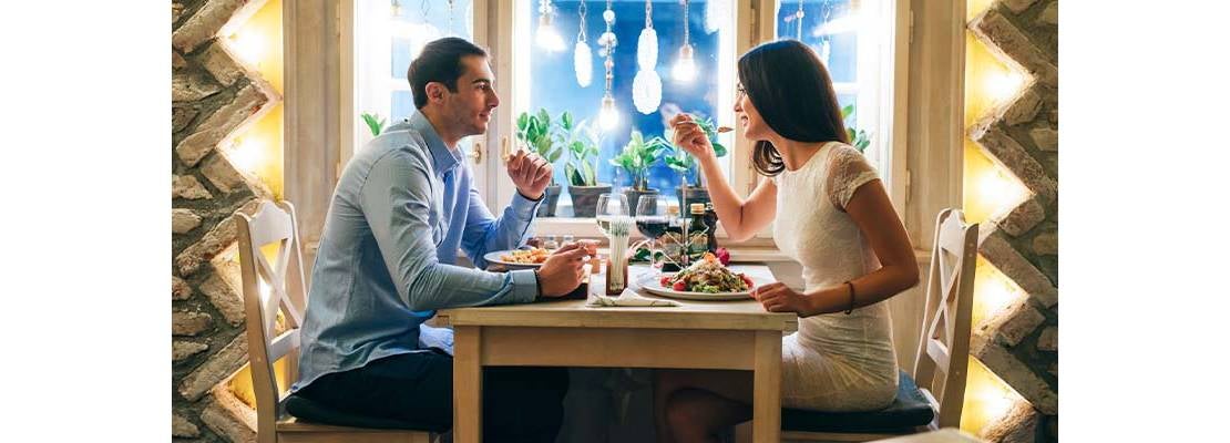 Pareja disfrutando de una cena deliciosa en un restaurante