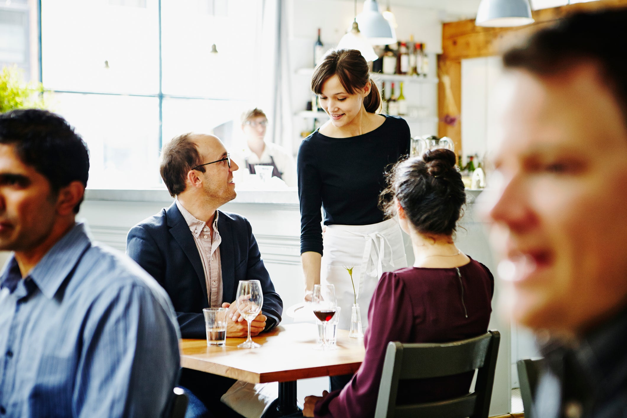 Mesera ofreciendo un excelente servicio al cliente