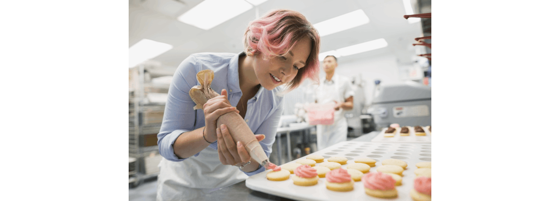 Mujer preparando postres en su restaurante
