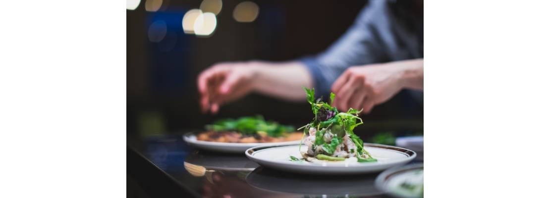 Plato de alta cocina servido en la mesa