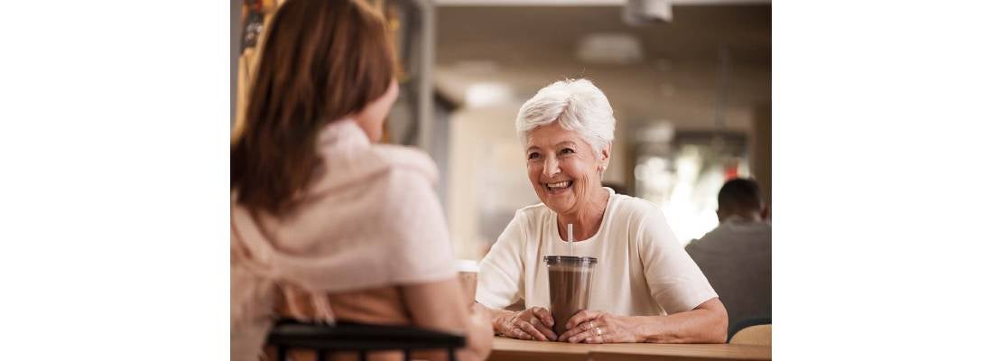 Mujeres disfrutando de un momento agradable en la cafetería
