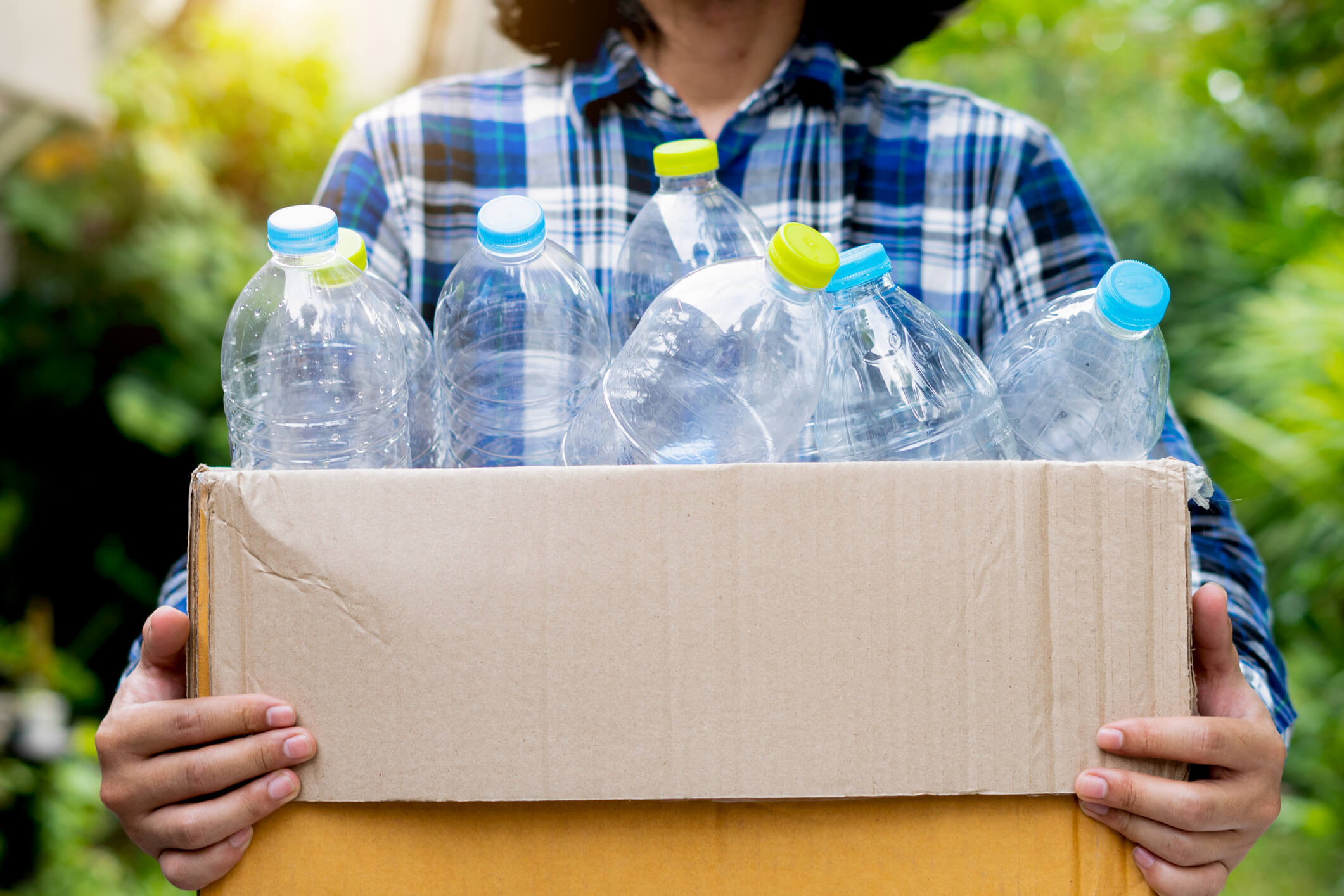 Mujer manejando residuos plásticos