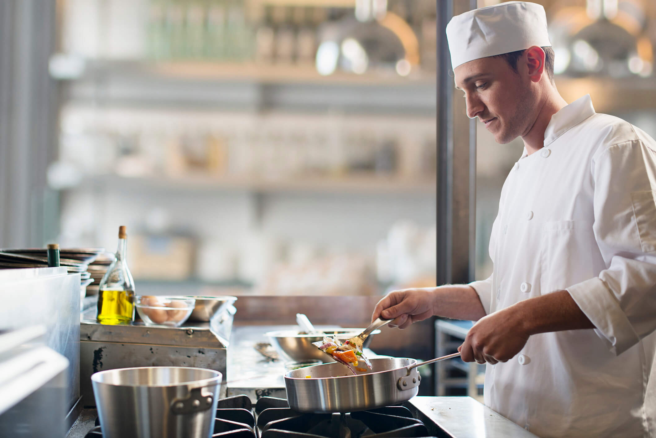 Chef cocinando platos de alta cocina
