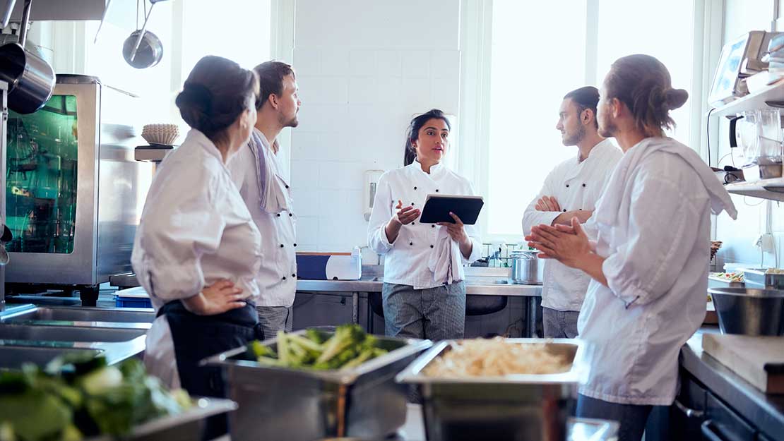 Grupo de chefs se capacita en la manipulación de alimentos y normas sanitarias
