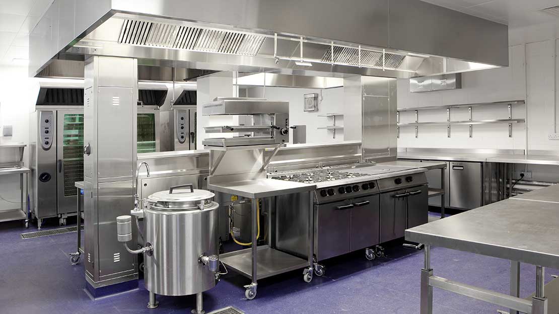 Cocina y equipos limpios y listos para una adecuada manipulación de alimentos