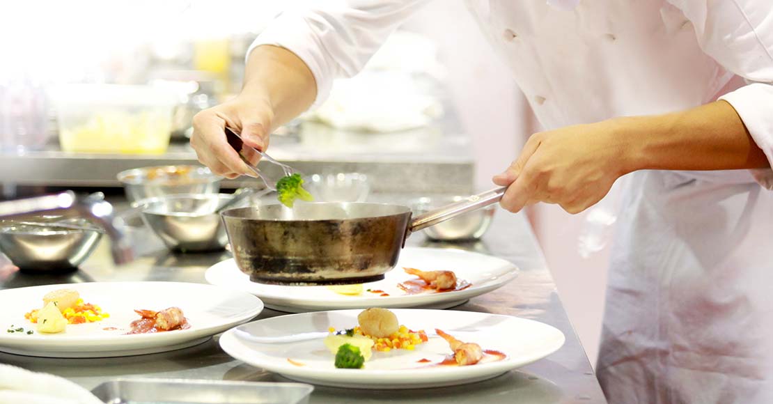 Chef emplata y crea una composición armónica con las comidas