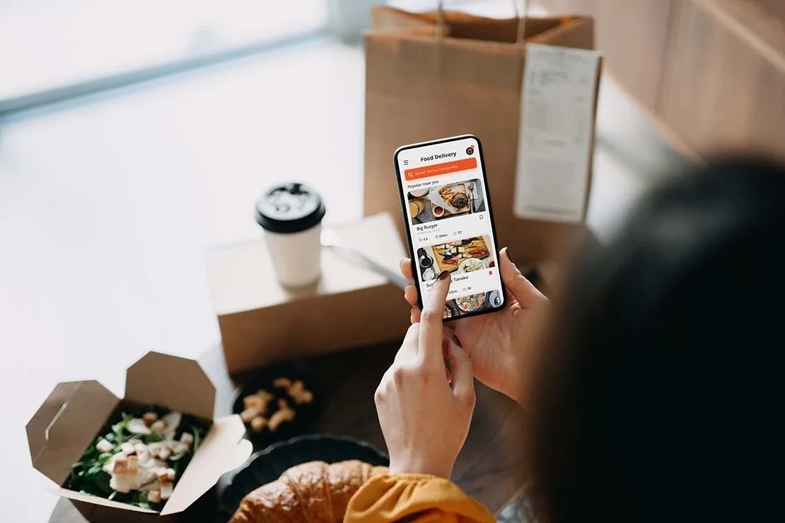Mujer revisa tendencias gastronómicas como la comida sin gluten