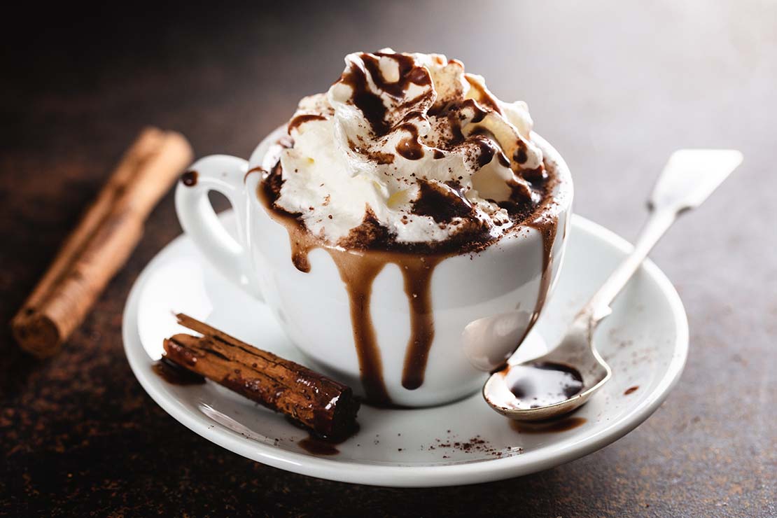 Imagen de taza de chocolate como visual para atraer clientes en el Día Mundial del Cacao