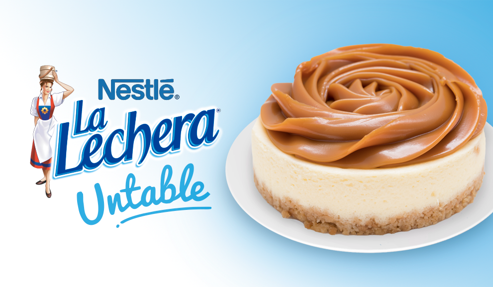 Cheesecake con cobertura de Dulce de leche acompañado de logotipo de LA LECHERA® untable