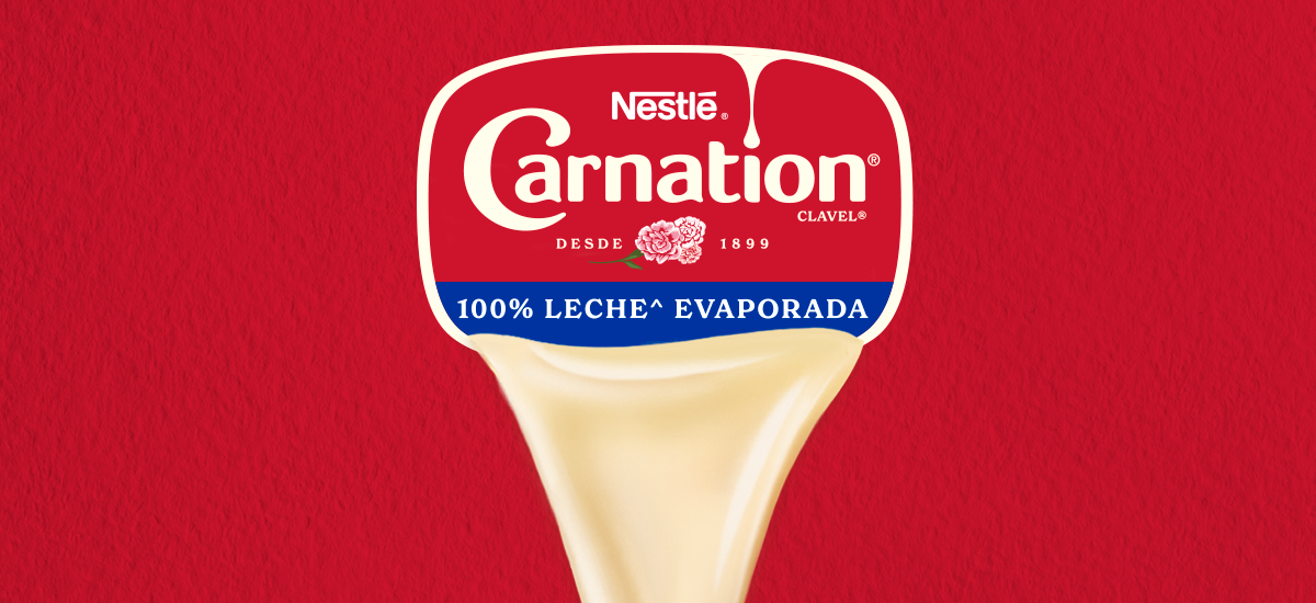 Key visual de NESTLÉ® CARNATION® Leche evaporada sobre fondo rojo