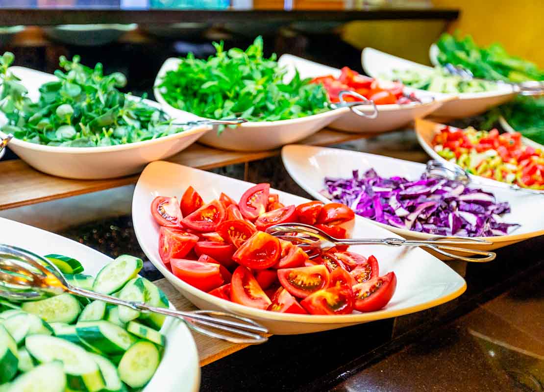 Mesa de ensalada con variedad de ingredientes