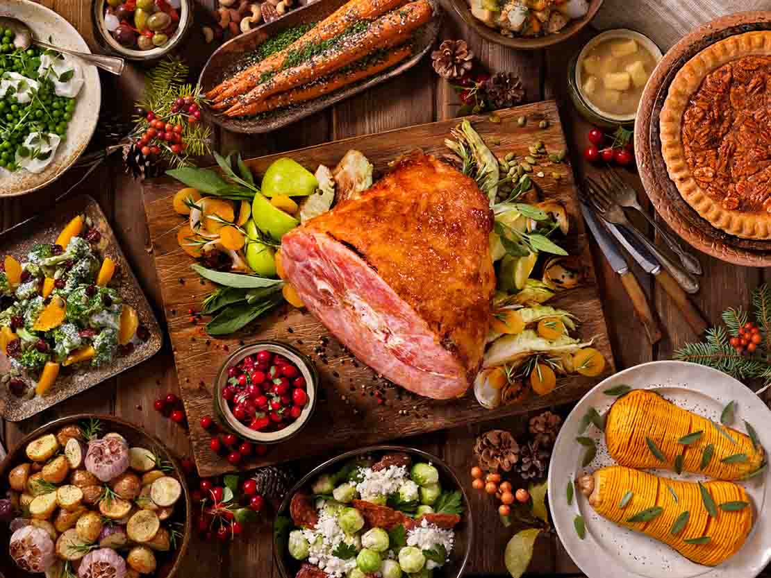 Cena para Navidad que incluye guajolote, papa, choclo, ensalada entre otras guarniciones