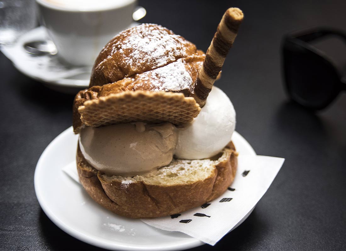 Pan brioche con helado sobre plato y servilleta