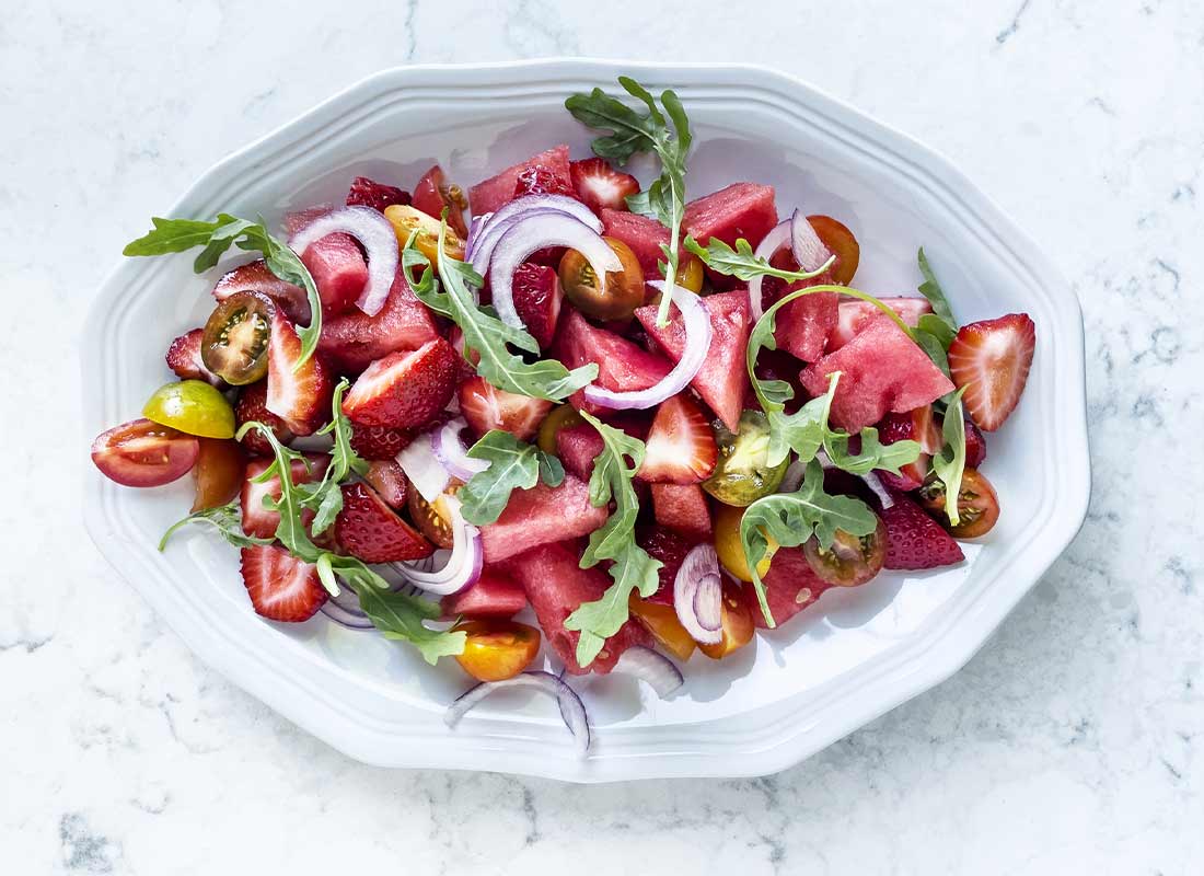 Plato de ensalada de verduras y frutas de temporada