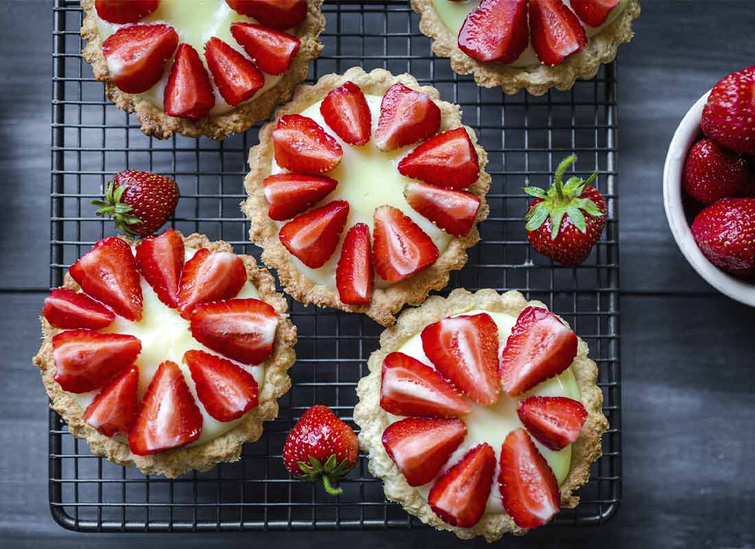 Vista superior de mini tartaletas de fresa sobre rejilla de enfriamiento