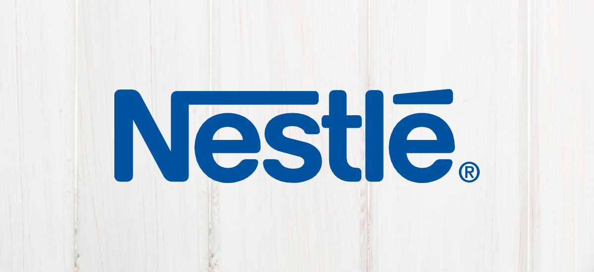 Logo de NESTLÉ® con letra azul y fondo gris