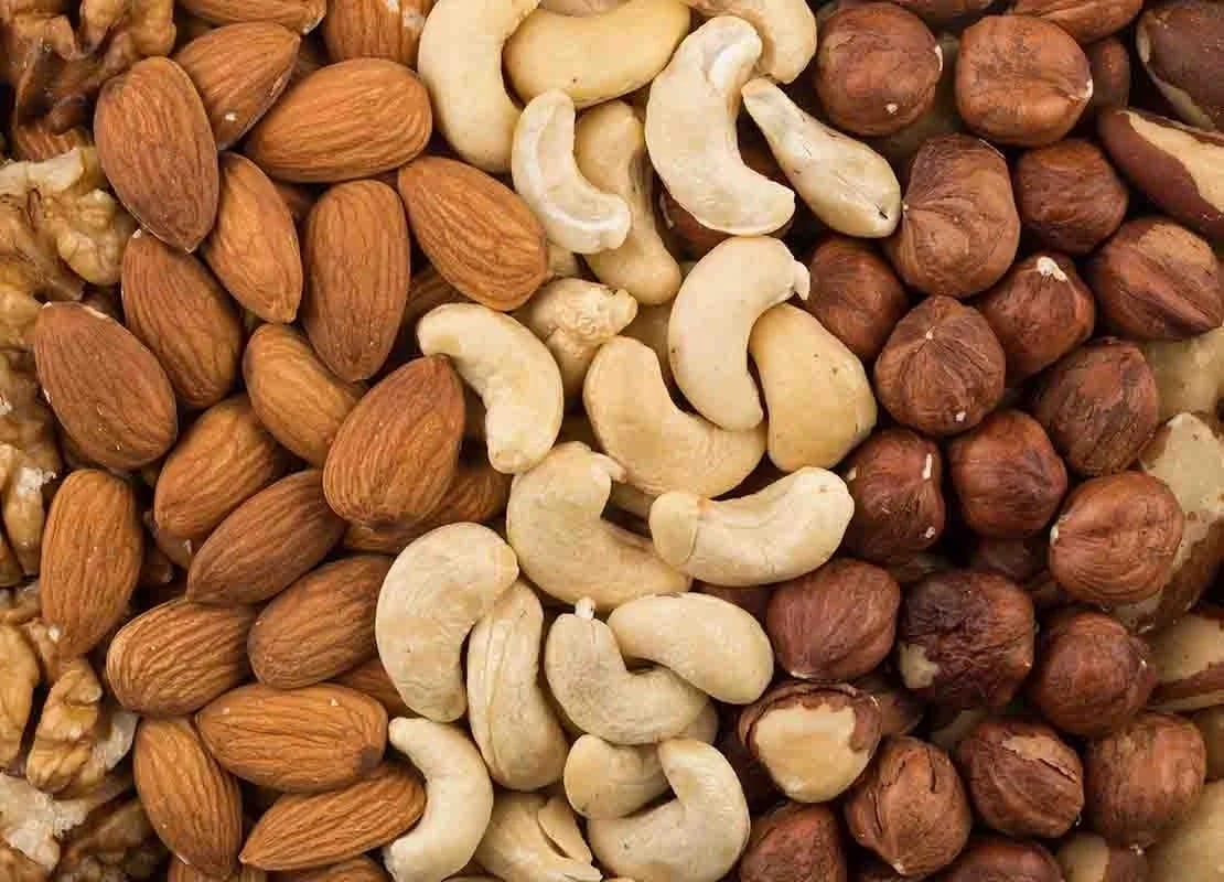 Frutos secos como nueces, almendras, cacahuates, avellanas y nueces de Brasil que son alérgenos alimentarios