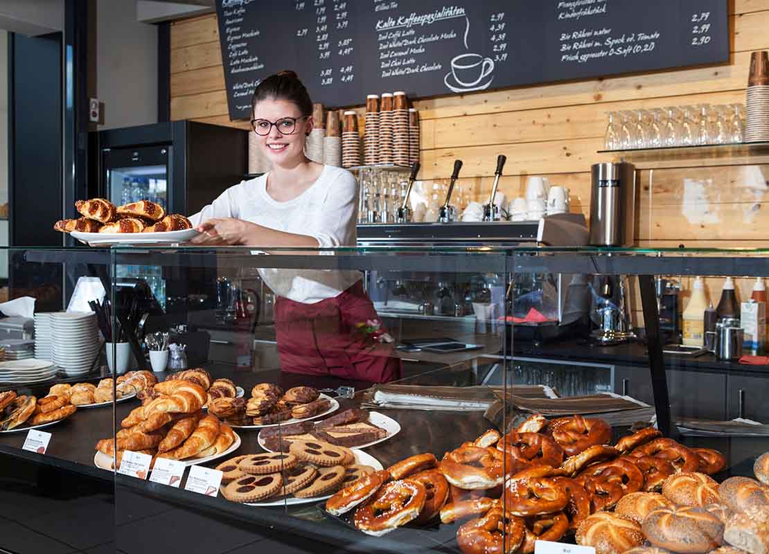 Mesera de cafetería brinda un gran servicio al cliente tras su capacitación de personal