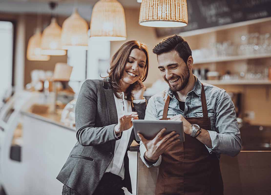 Gerente y chef eligen los platos y diseñan el menú de restaurante