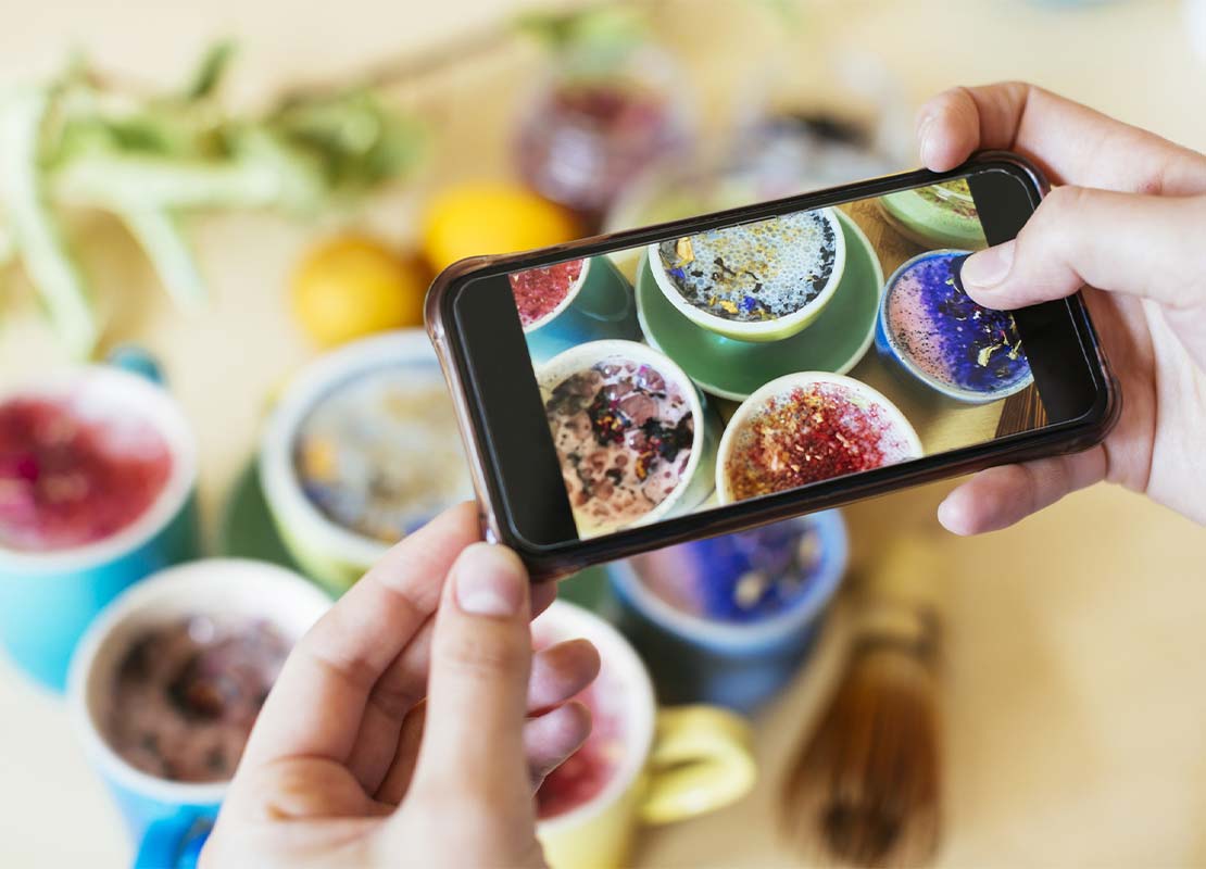 Experto en food styling muestra la fotografía tomada de las bebidas de una cafetería para subir a redes sociales