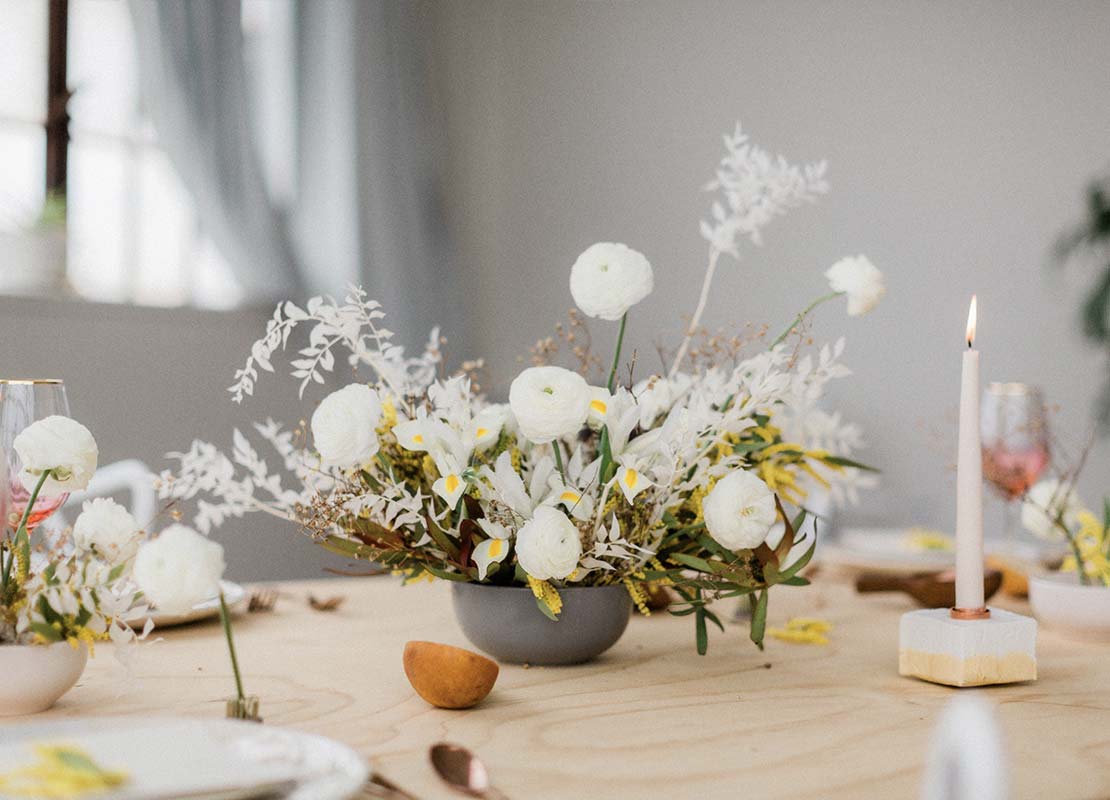 Elementos minimalistas para decoración de restaurantes como centros de mesa, flores y velas