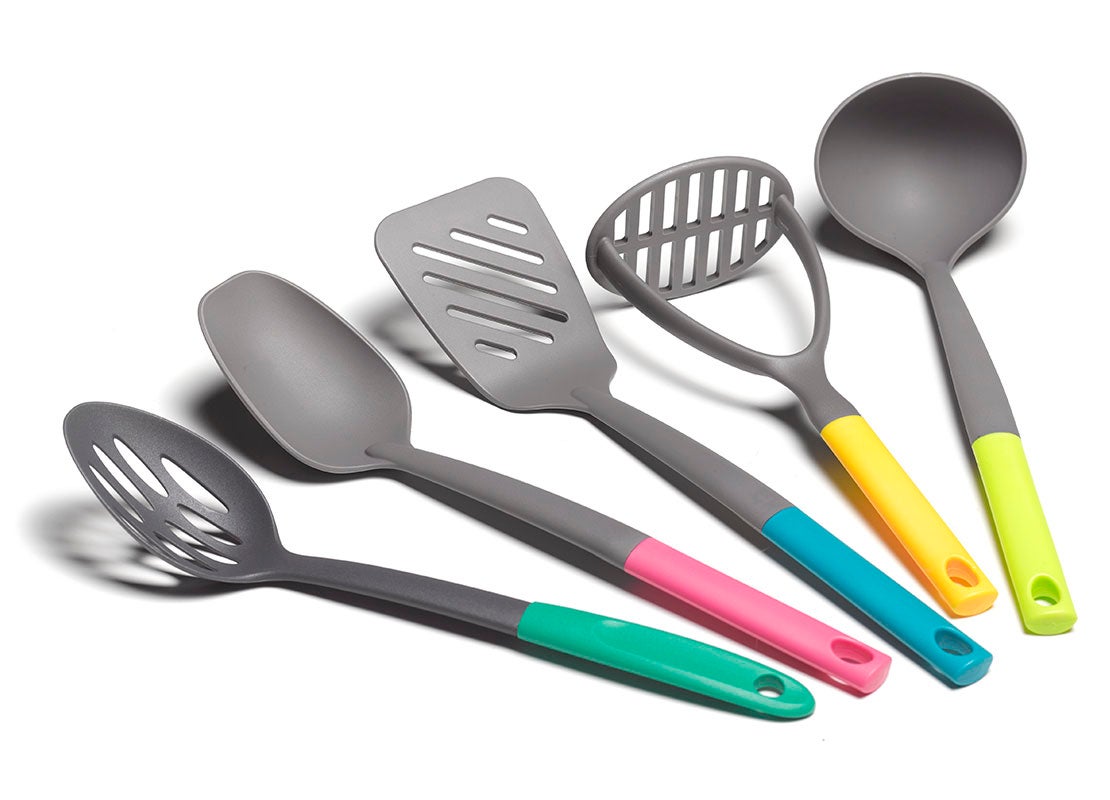 De izquierda a derecha espumador, cuchara, espátula, machacador y cucharon con mangos de colores